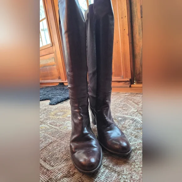 Elegant Brown Leather Knee-High Boots - Picture 2 of 4